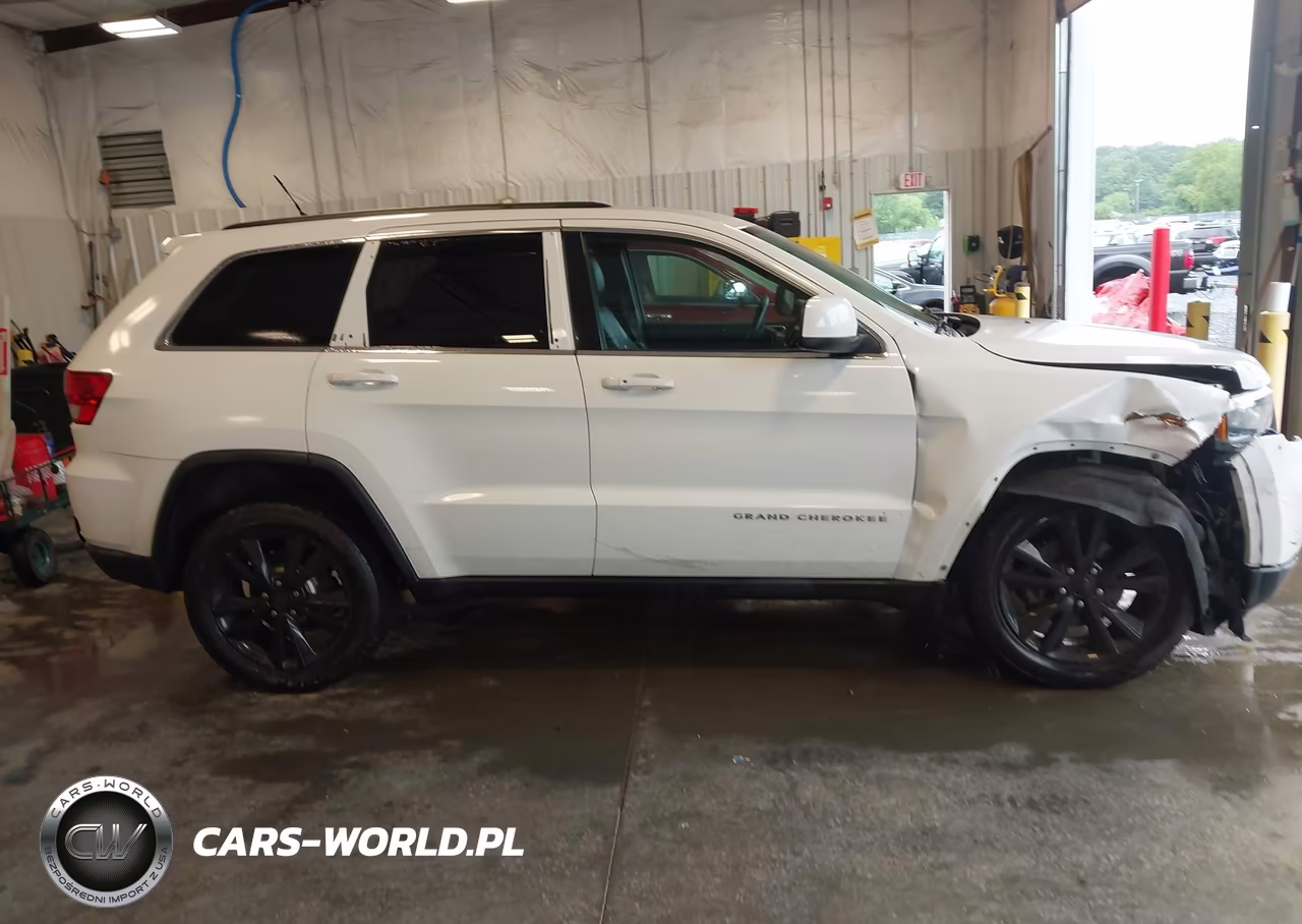 2013 Jeep Grand Cherokee Laredo Altitude VIN:1C4RJFAG0DC599800 - 13