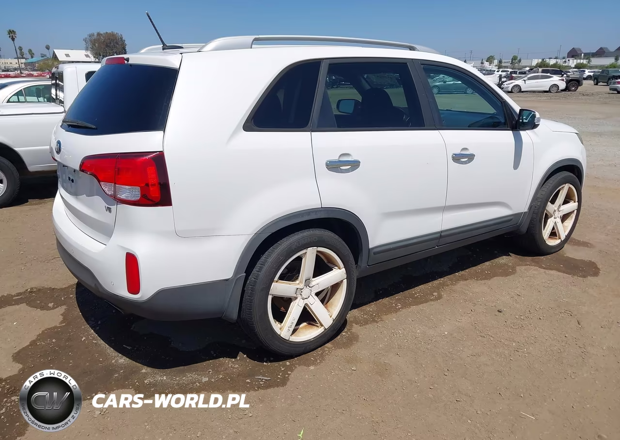2015 Kia Sorento Lx V6 VIN:5XYKT4A71FG637632 - 4