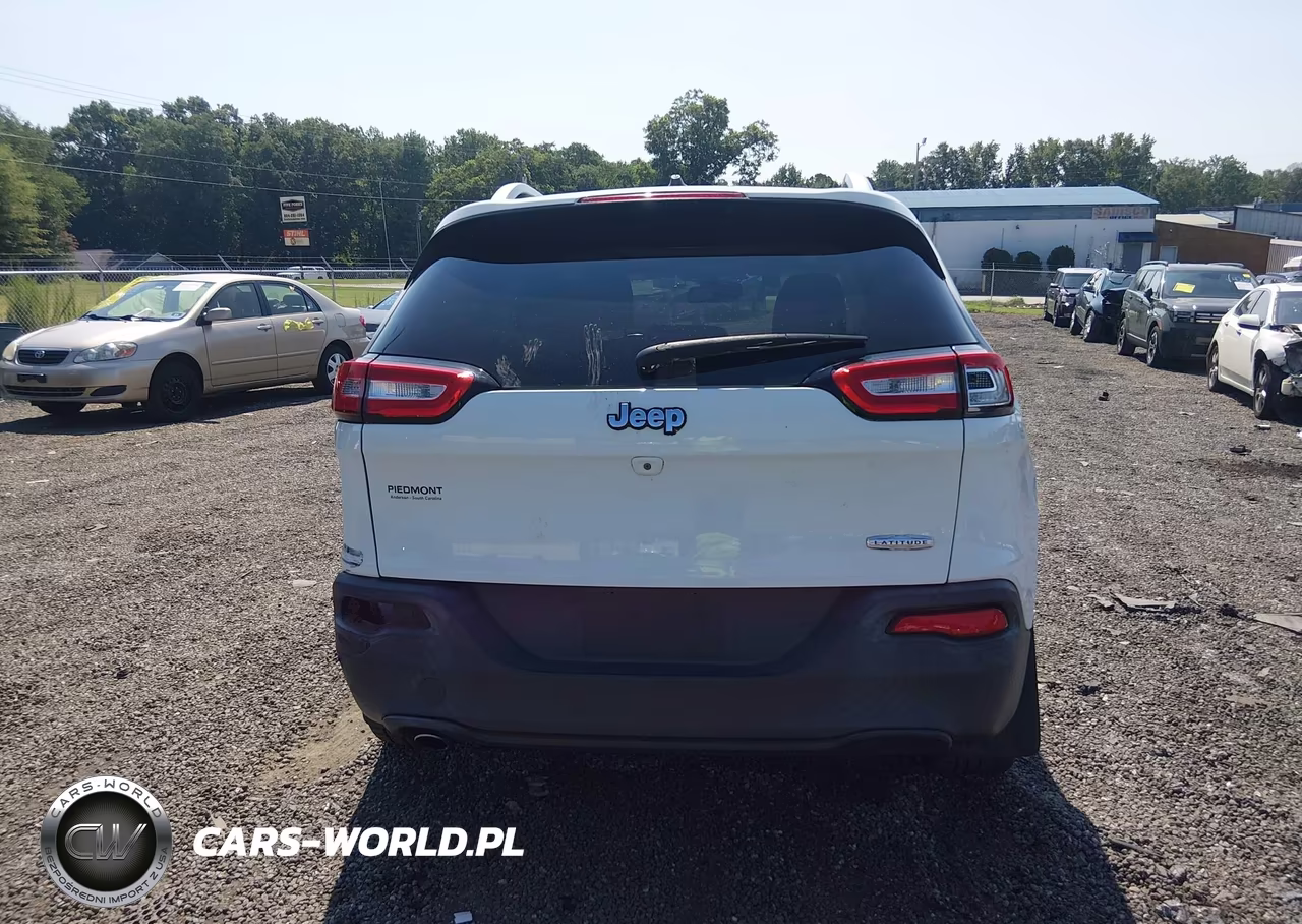 2015 Jeep Cherokee Latitude VIN:1C4PJLCB4FW628000 - 16