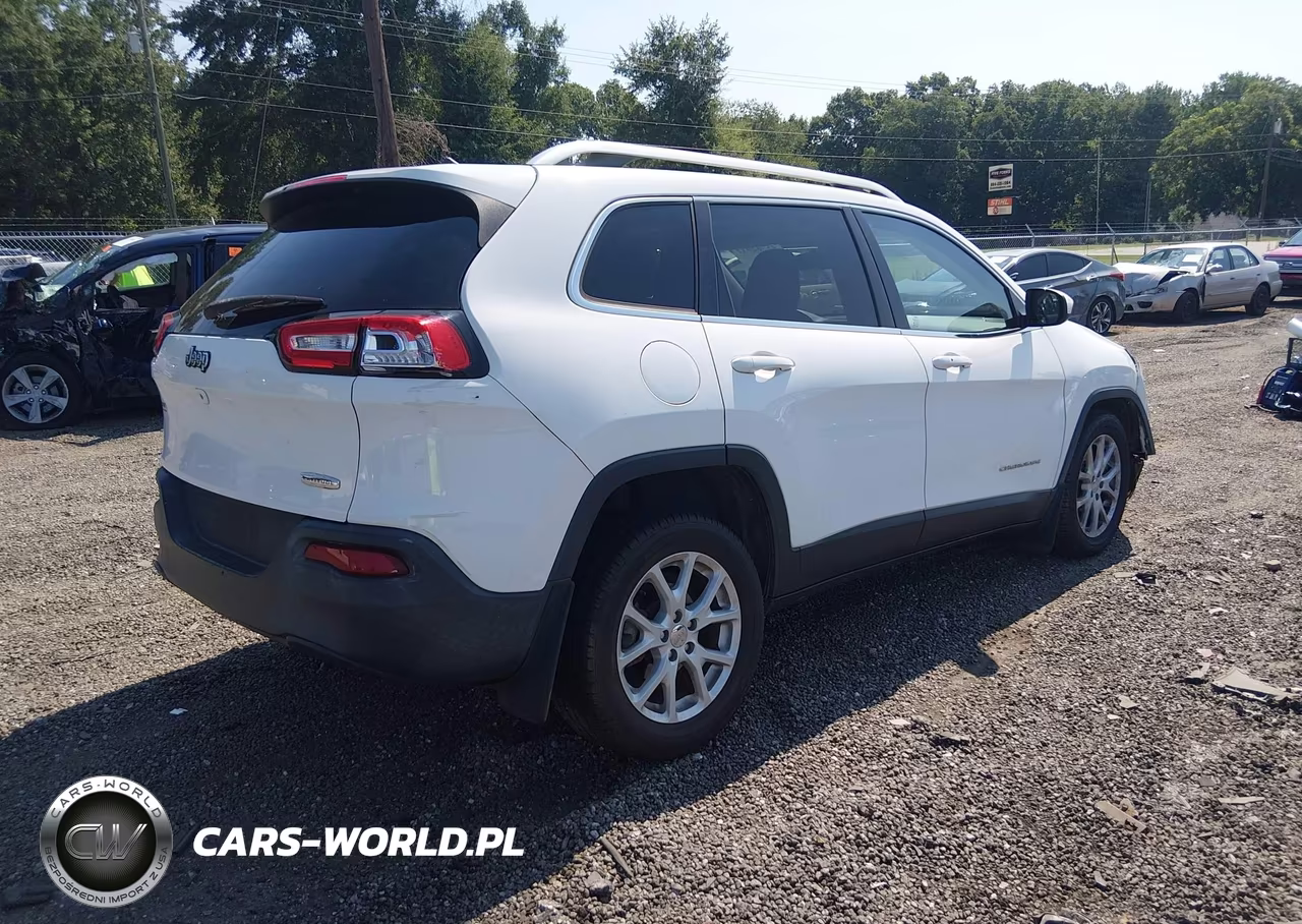2015 Jeep Cherokee Latitude VIN:1C4PJLCB4FW628000 - 4
