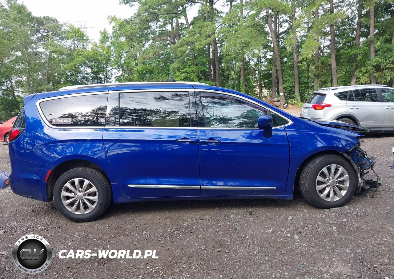 2019 Chrysler Pacifica Touring L VIN:2C4RC1BG3KR732517 - 13