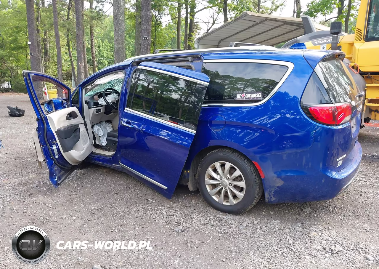 2019 Chrysler Pacifica Touring L VIN:2C4RC1BG3KR732517 - 3