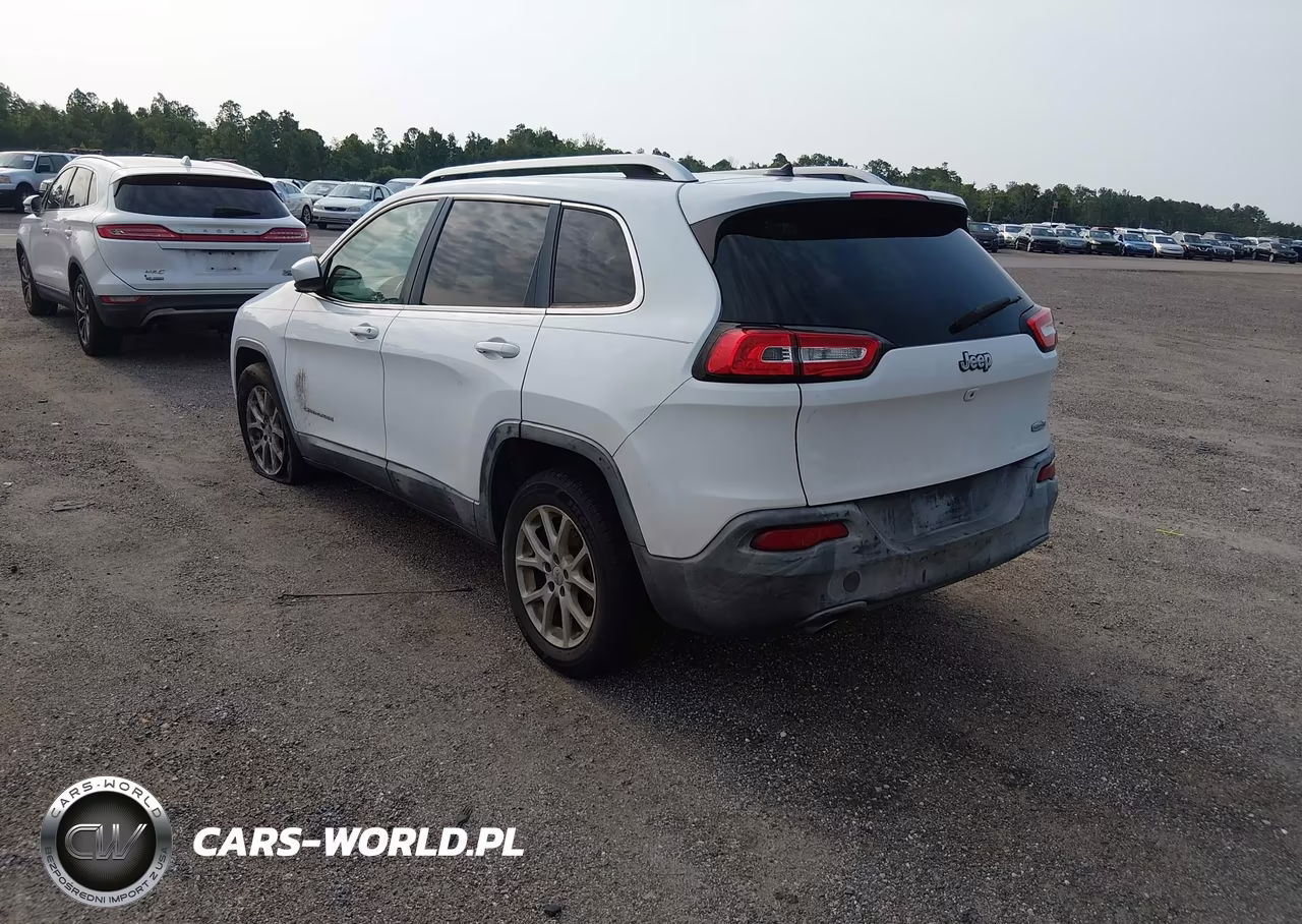 2015 Jeep Cherokee Latitude VIN:1C4PJLCB0FW676822 - 3