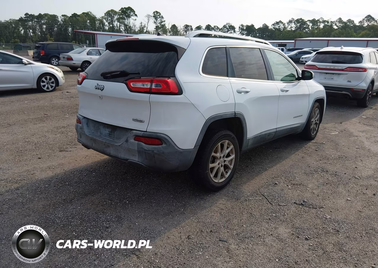 2015 Jeep Cherokee Latitude VIN:1C4PJLCB0FW676822 - 4