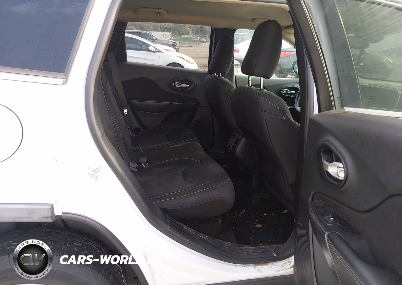 2015 Jeep Cherokee Latitude VIN:1C4PJLCB0FW676822 - 8
