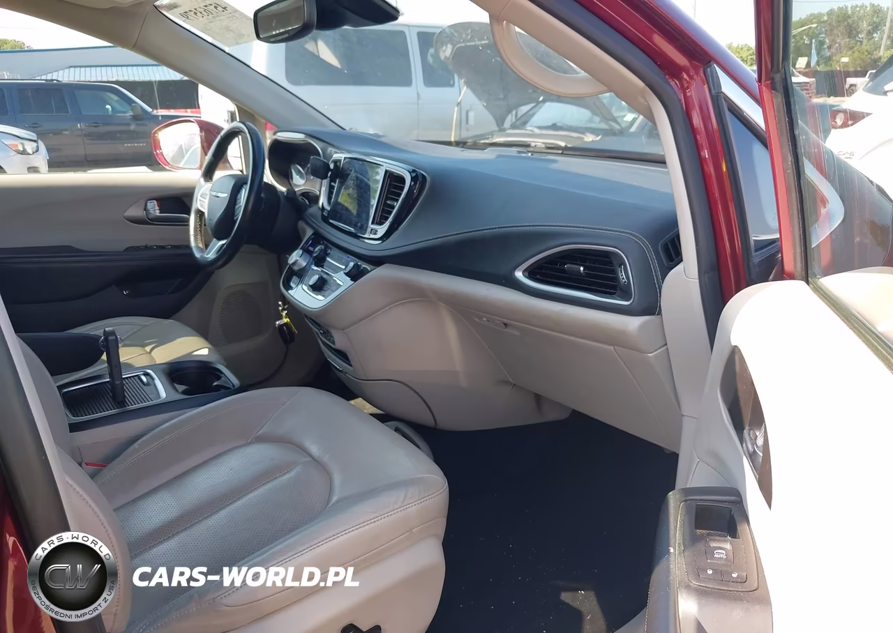 2021 Chrysler Pacifica Hybrid Touring L VIN:2C4RC1L74MR591667 - 5