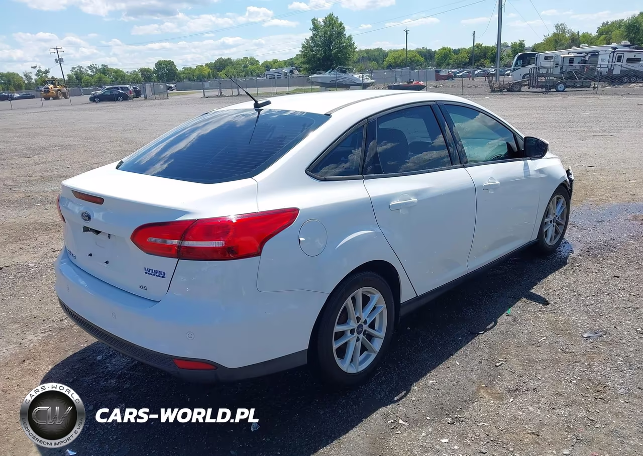 2016 Ford Focus Se VIN:1FADP3F23GL279109 - 4