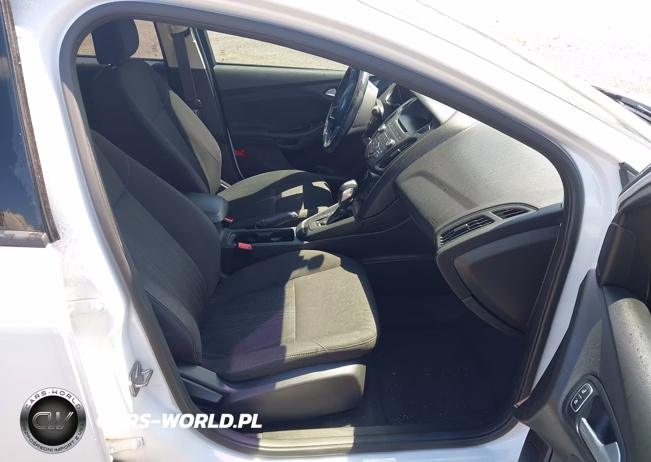2016 Ford Focus Se VIN:1FADP3F23GL279109 - 5