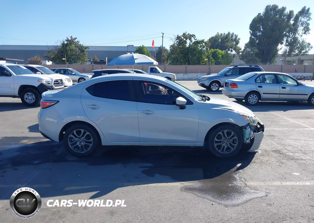 2019 Toyota Yaris Le VIN:3MYDLBYV0KY521654 - 13