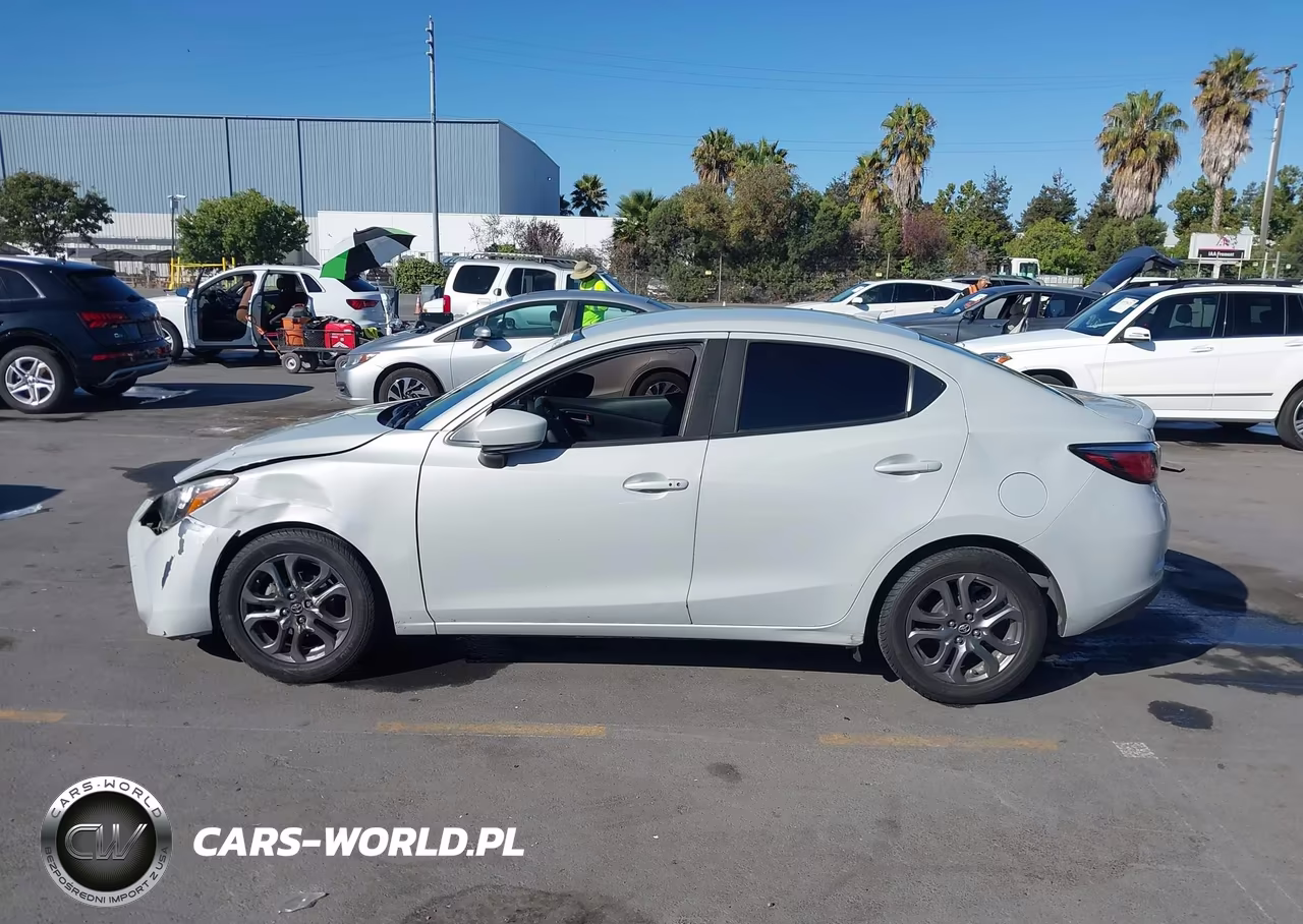2019 Toyota Yaris Le VIN:3MYDLBYV0KY521654 - 14