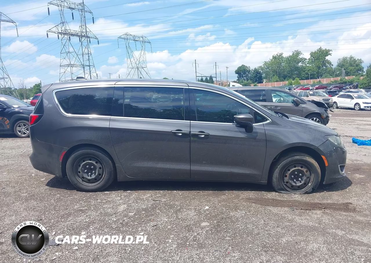 2018 Chrysler Pacifica L VIN:2C4RC1AG4JR262045 - 13