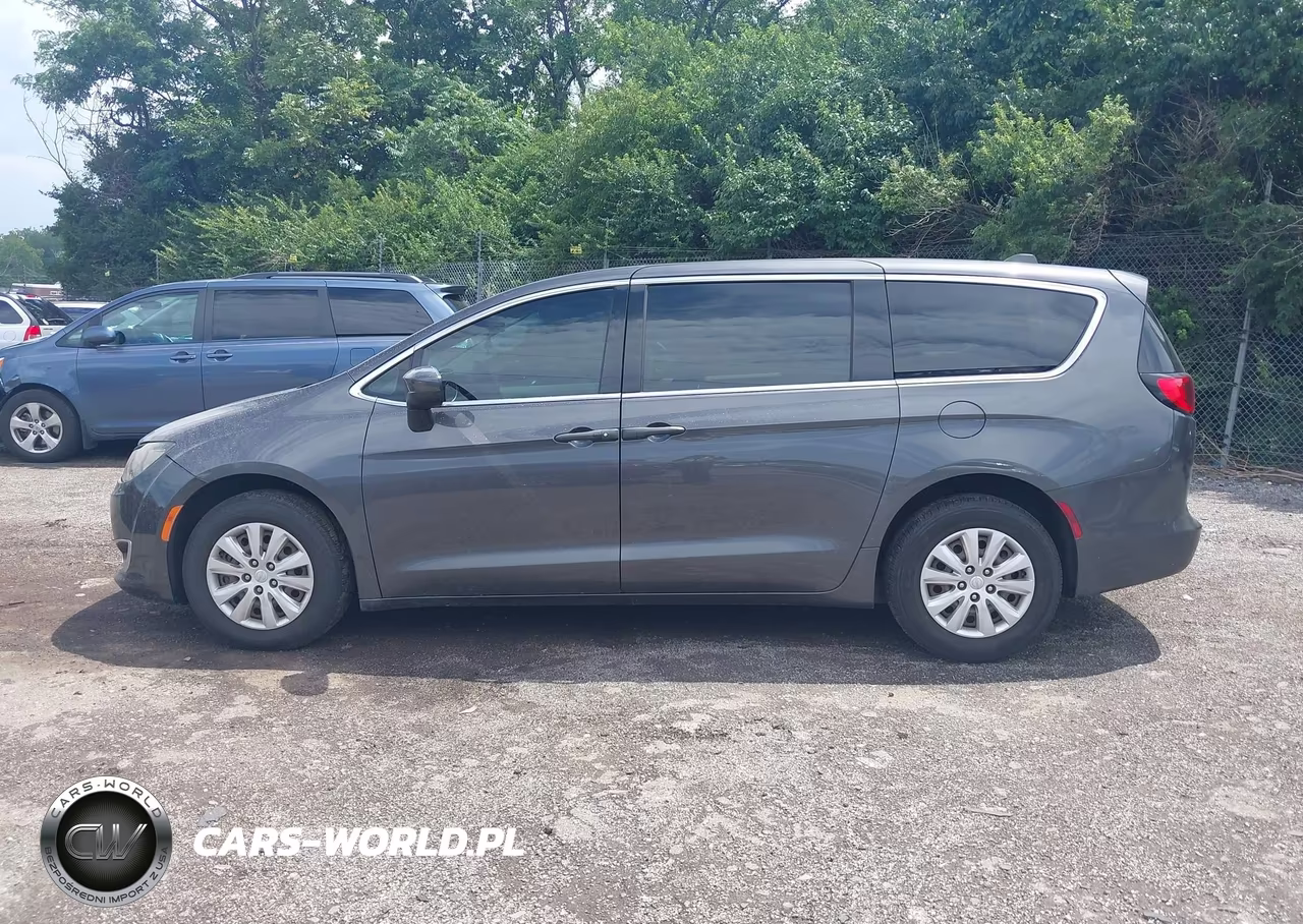 2018 Chrysler Pacifica L VIN:2C4RC1AG4JR262045 - 14
