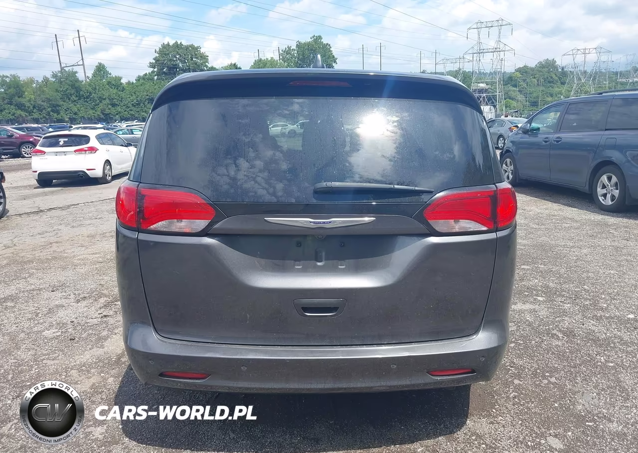 2018 Chrysler Pacifica L VIN:2C4RC1AG4JR262045 - 16