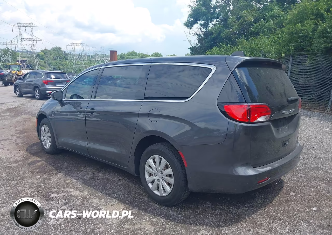 2018 Chrysler Pacifica L VIN:2C4RC1AG4JR262045 - 3