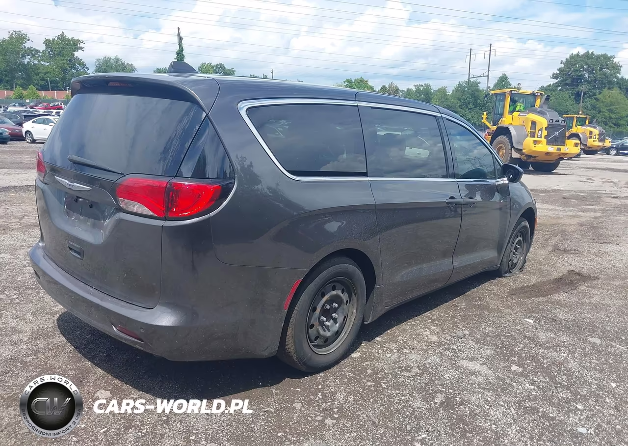 2018 Chrysler Pacifica L VIN:2C4RC1AG4JR262045 - 4