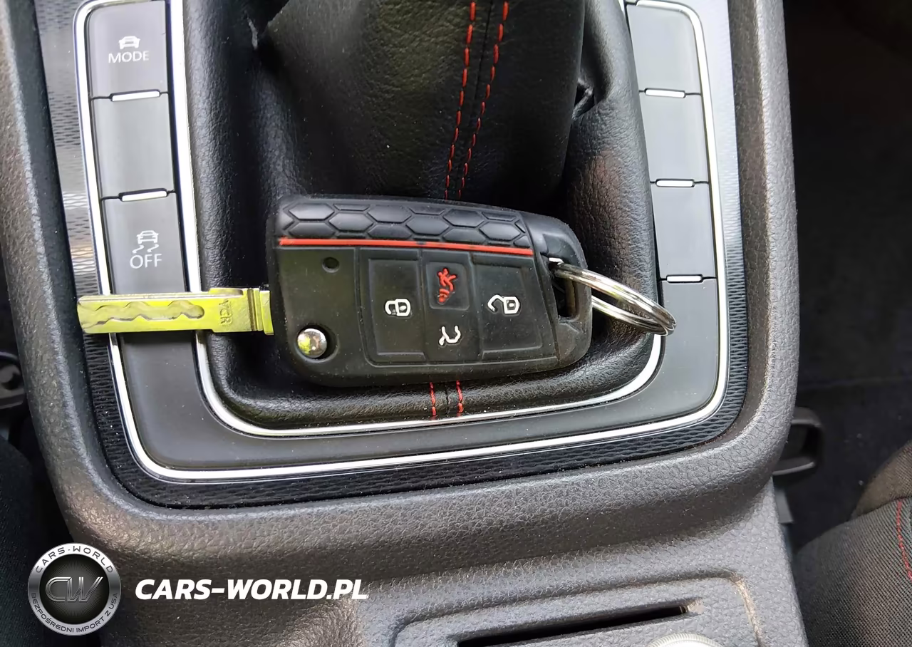 2015 Volkswagen Golf Gti 2.0T S W-Performance Package 2-Door VIN:3VWY47AU1FM056016 - 11