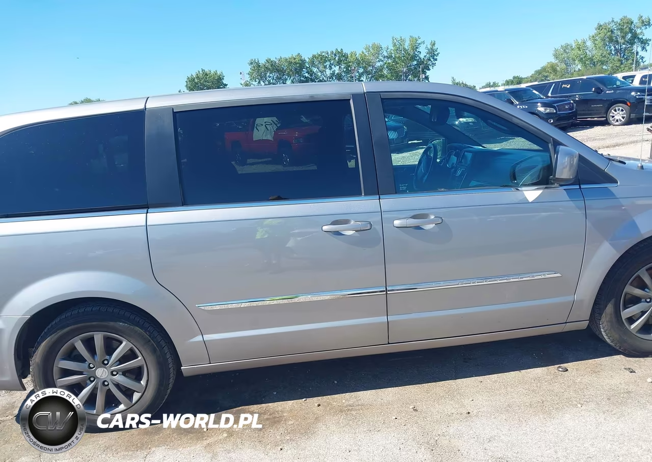 2015 Chrysler Town & Country S VIN:2C4RC1HG3FR655872 - 13
