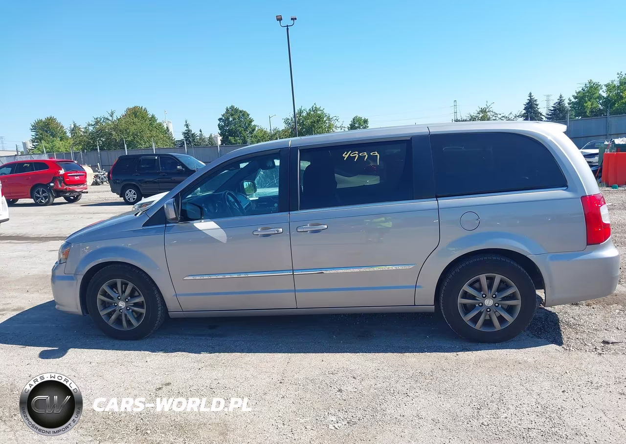 2015 Chrysler Town & Country S VIN:2C4RC1HG3FR655872 - 14