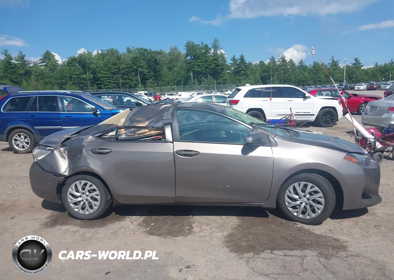 2018 Toyota Corolla Le VIN:2T1BURHE9JC015329 - 17