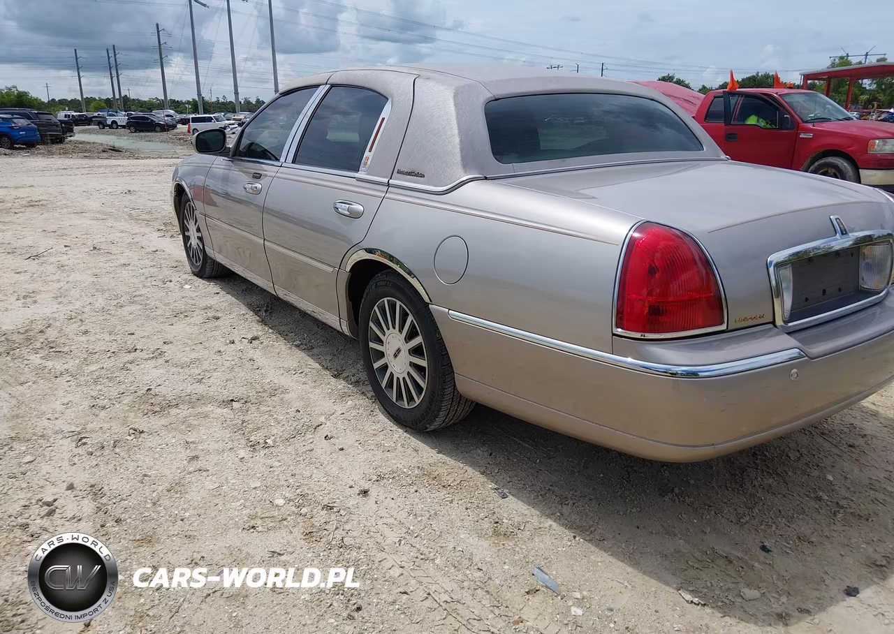 2003 Lincoln Town Car Signature VIN:1LNHM82W83Y672185 - 3