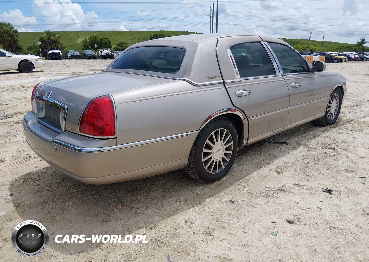 2003 Lincoln Town Car Signature VIN:1LNHM82W83Y672185 - 4