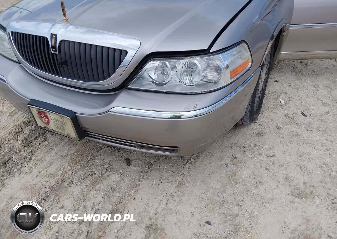 2003 Lincoln Town Car Signature VIN:1LNHM82W83Y672185 - 6