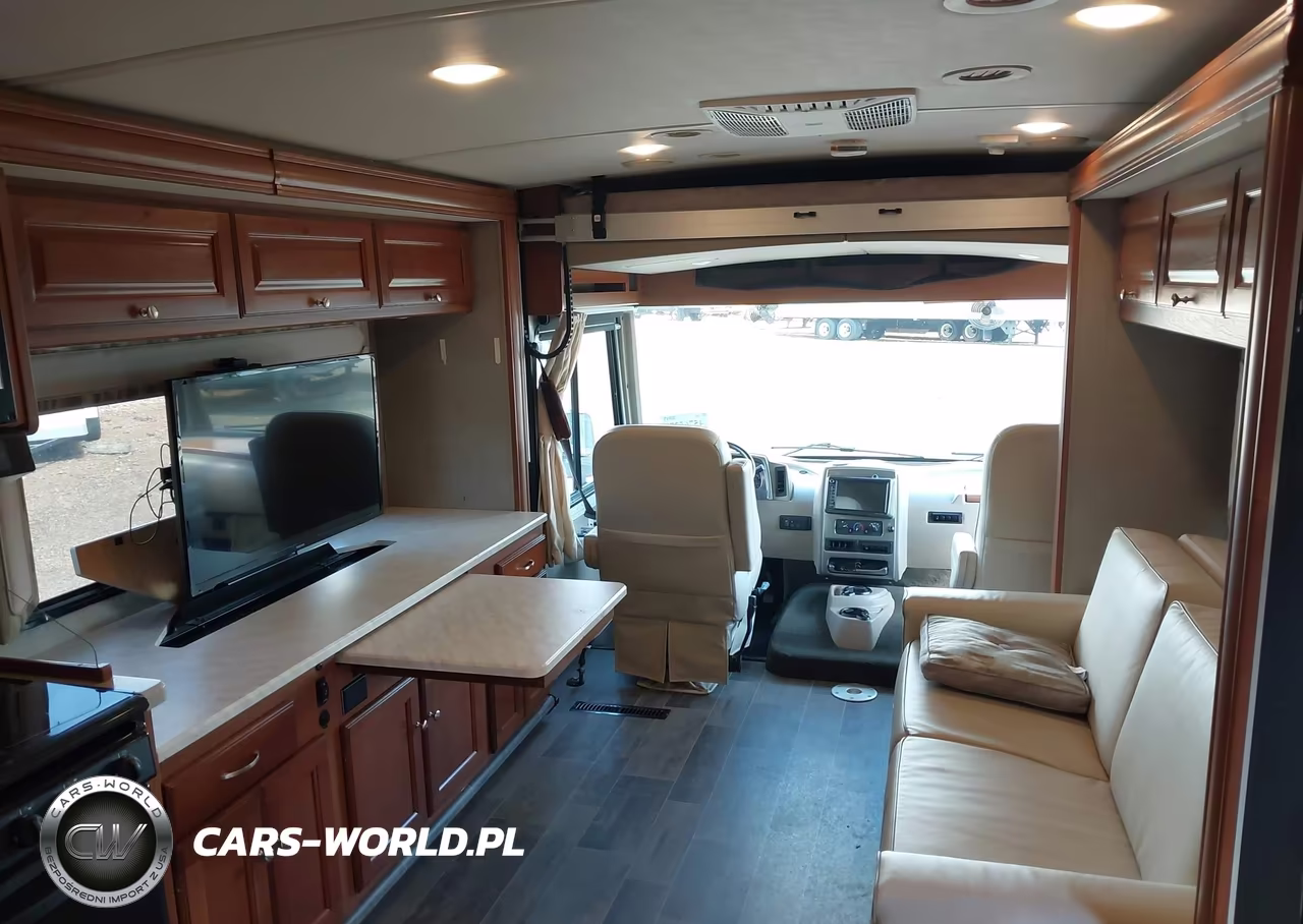 2019 Winnebago Sunstar VIN:1F65F5DX6JOA18315 - 5