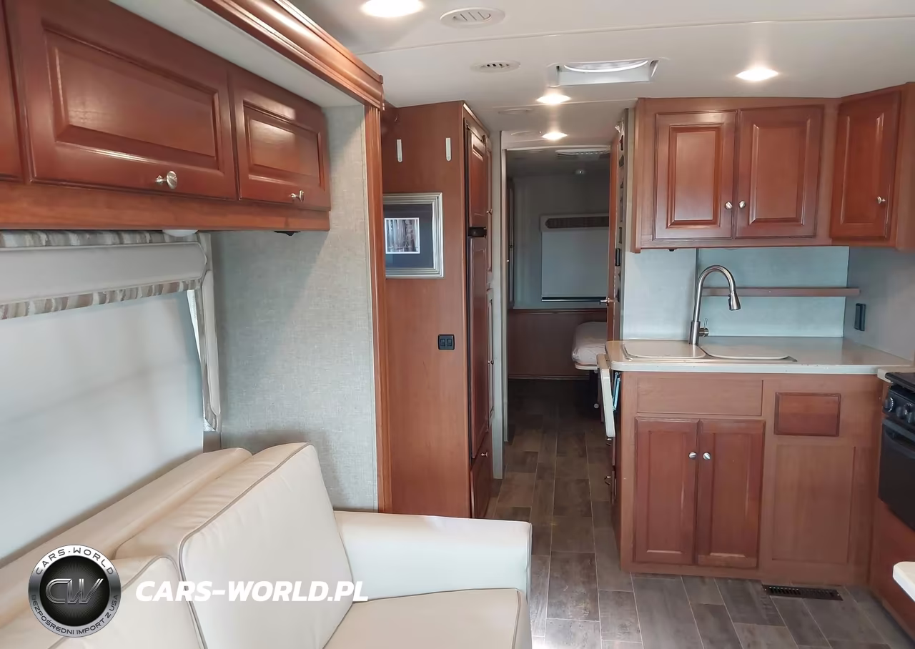 2019 Winnebago Sunstar VIN:1F65F5DX6JOA18315 - 8