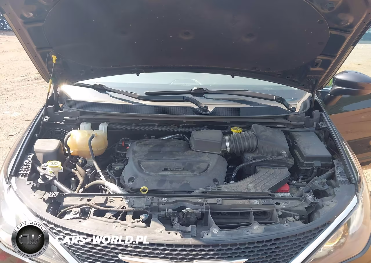2019 Chrysler Pacifica Touring VIN:2C4RC1DG7KR666146 - 10