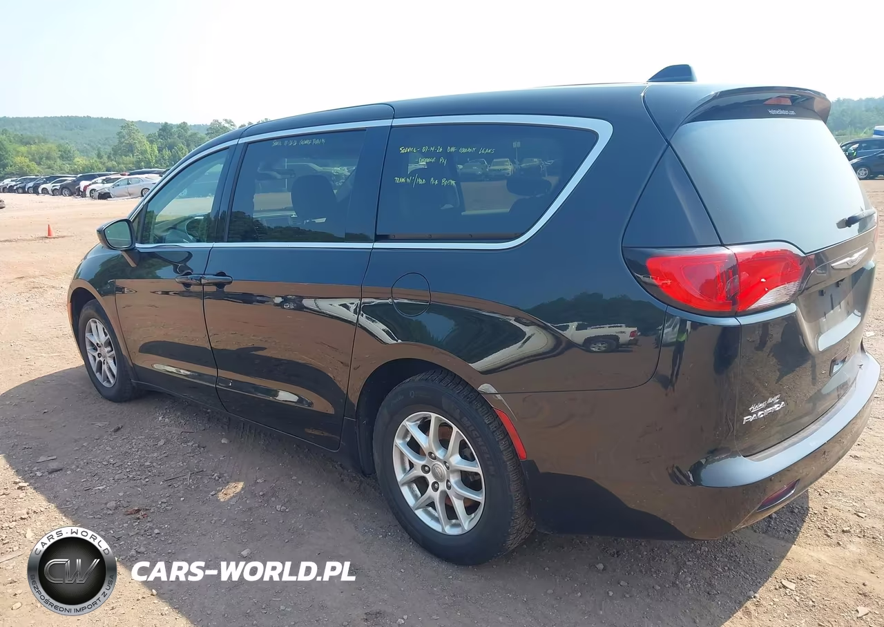 2019 Chrysler Pacifica Touring VIN:2C4RC1DG7KR666146 - 3