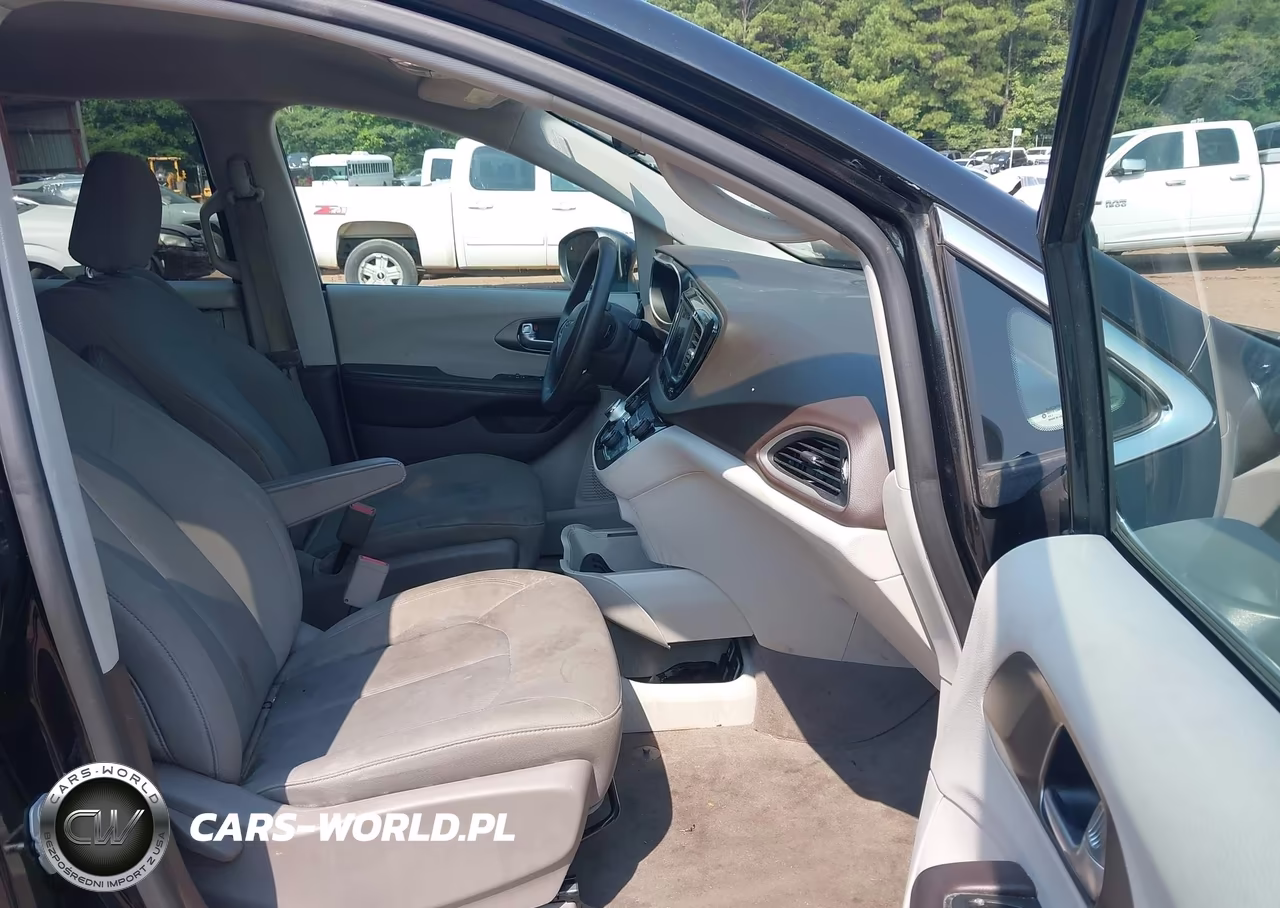 2019 Chrysler Pacifica Touring VIN:2C4RC1DG7KR666146 - 5
