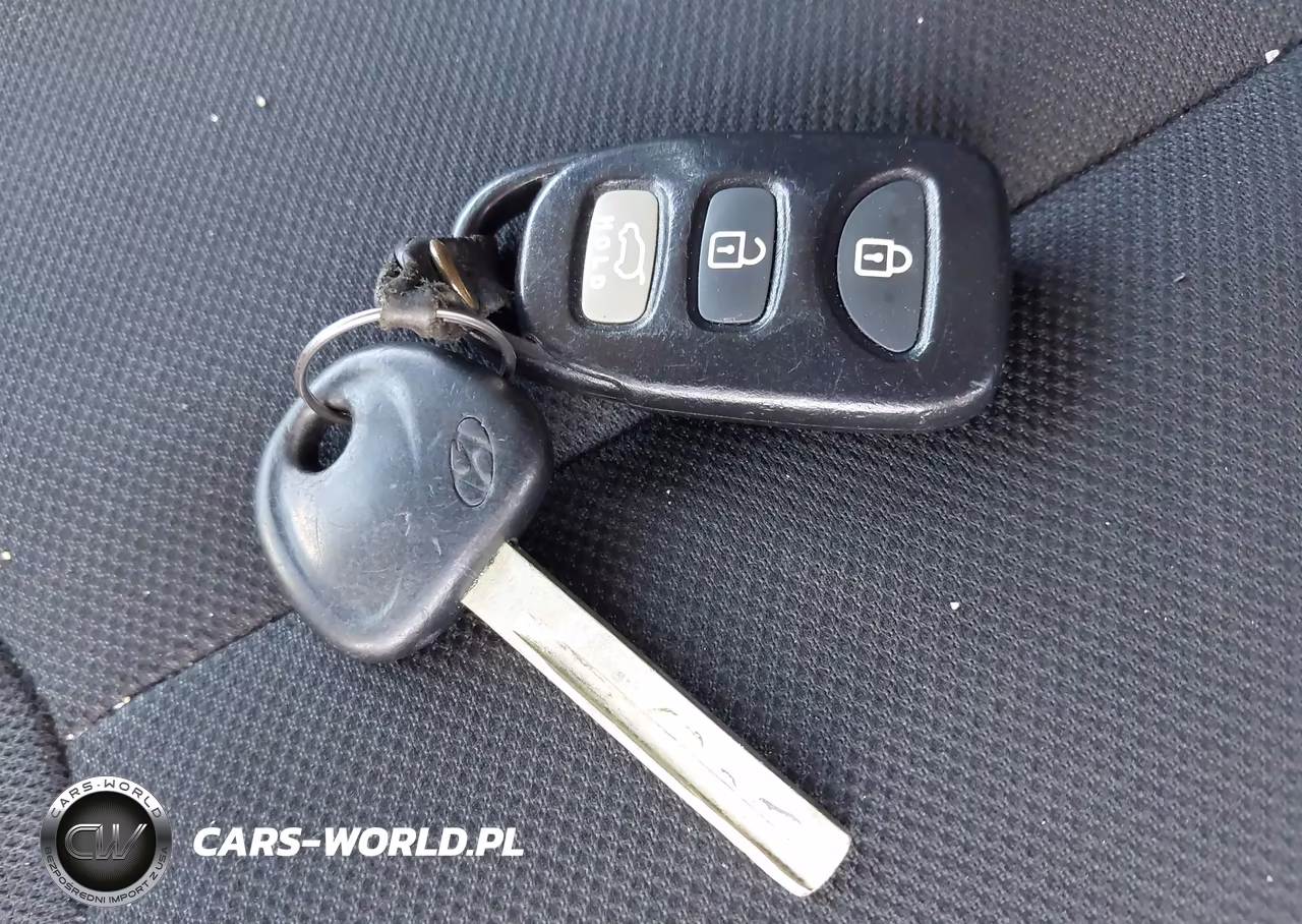 2012 Hyundai Veloster Base W-Black VIN:KMHTC6AD5CU065542 - 11