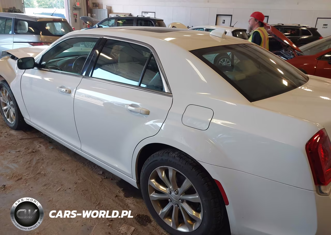 2018 Chrysler 300 Touring L Awd VIN:2C3CCARG7JH181898 - 3