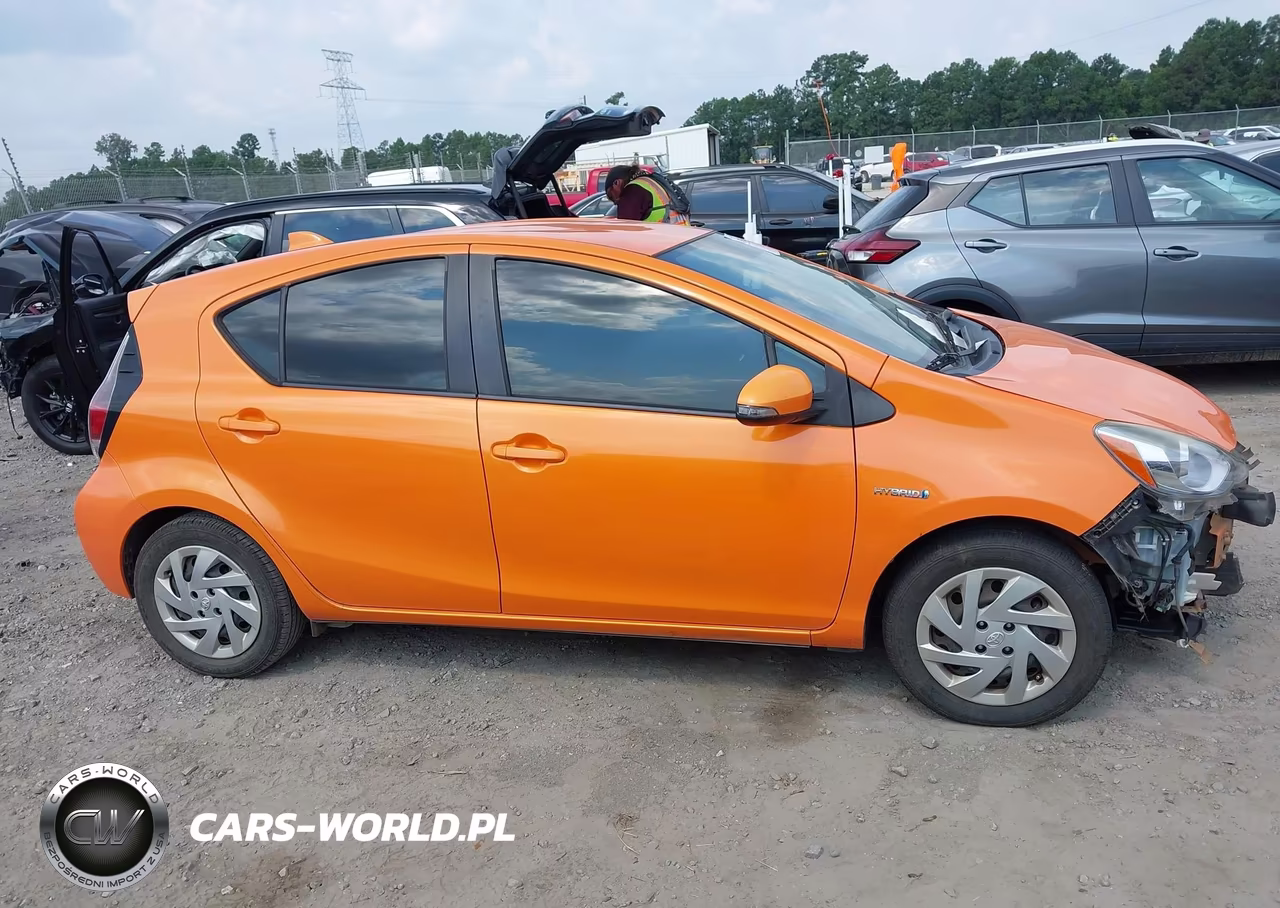 2015 Toyota Prius C Two VIN:JTDKDTB34F1093825 - 14