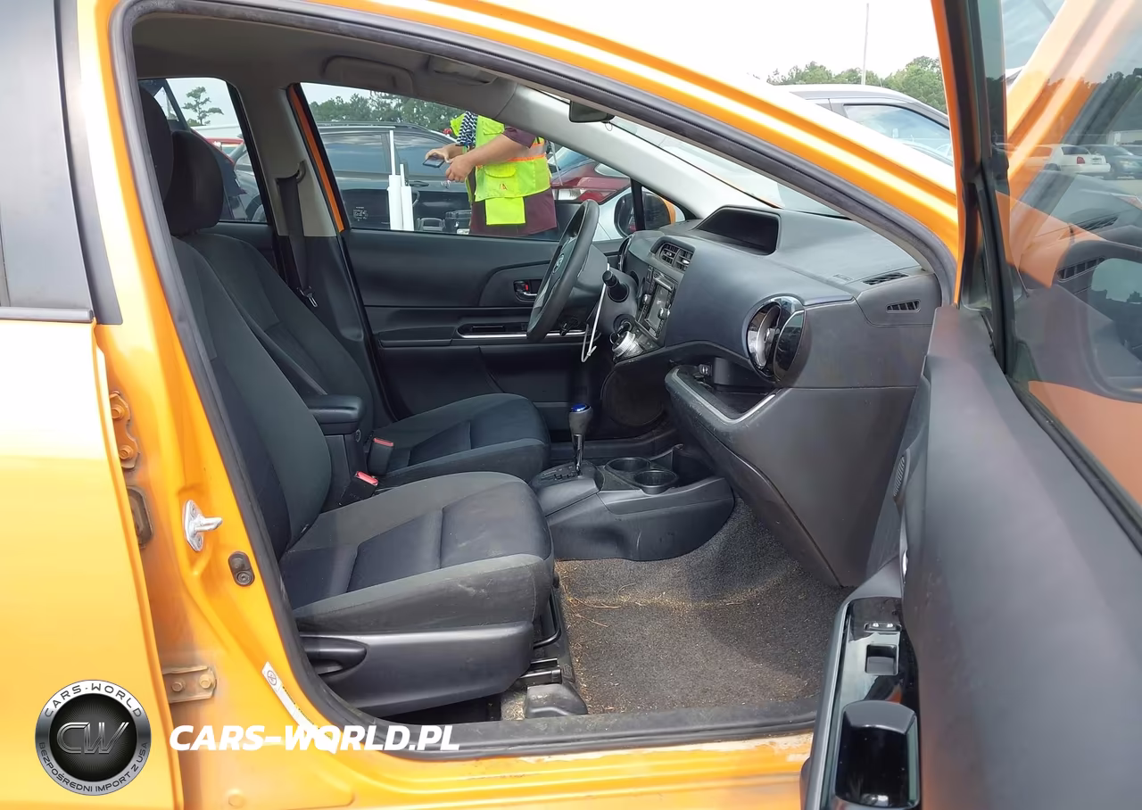 2015 Toyota Prius C Two VIN:JTDKDTB34F1093825 - 5