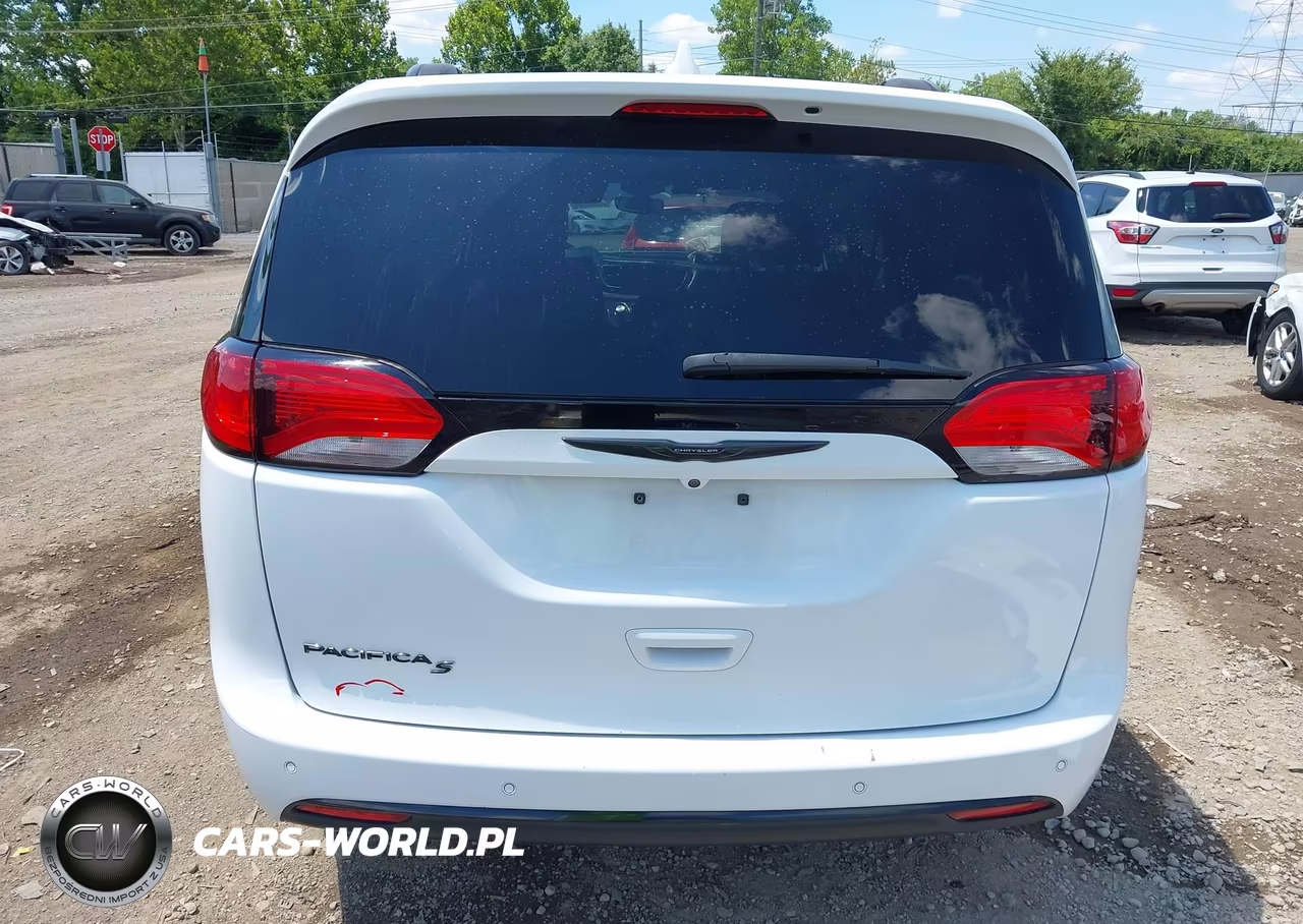 2018 Chrysler Pacifica Touring L VIN:2C4RC1BG3JR158693 - 17