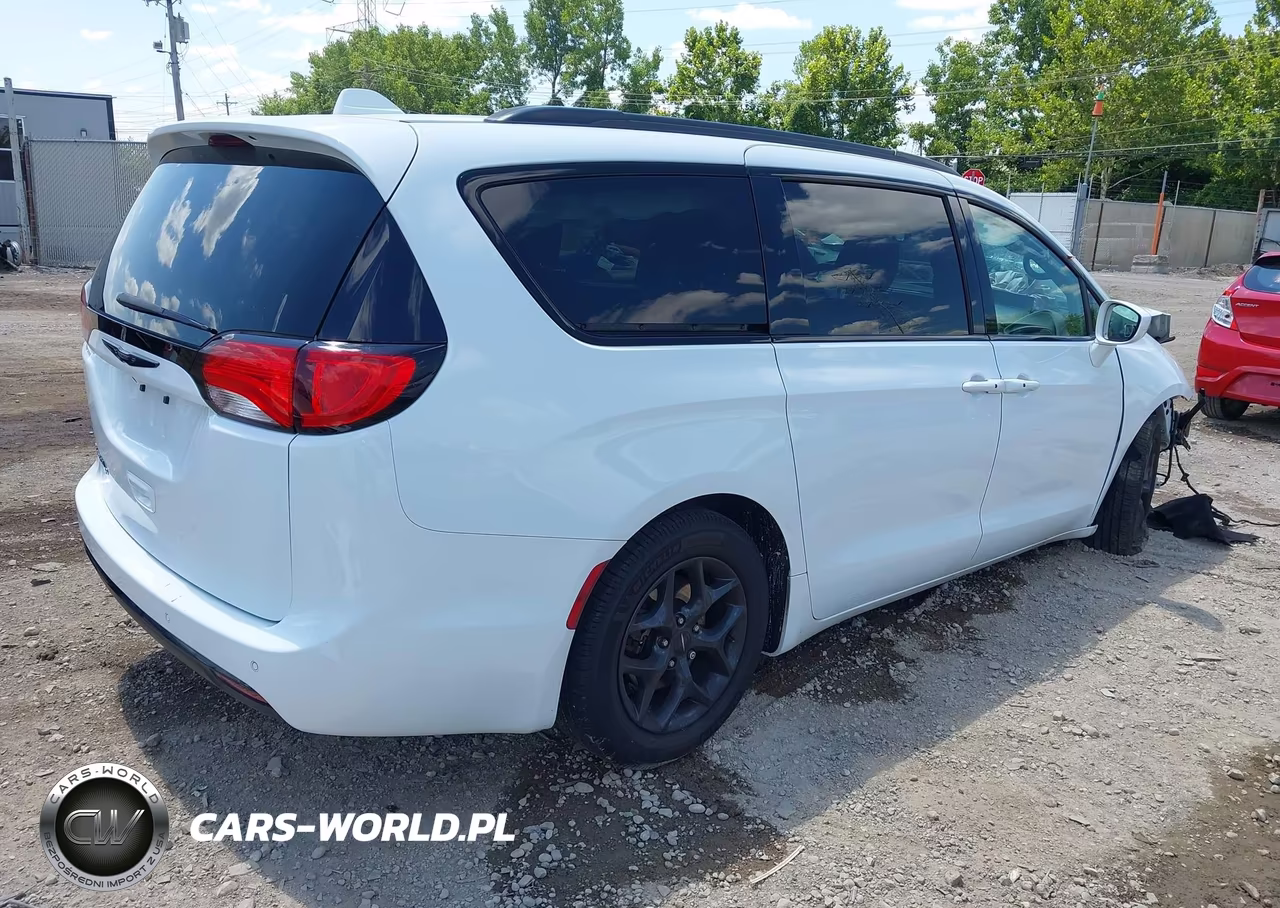 2018 Chrysler Pacifica Touring L VIN:2C4RC1BG3JR158693 - 4