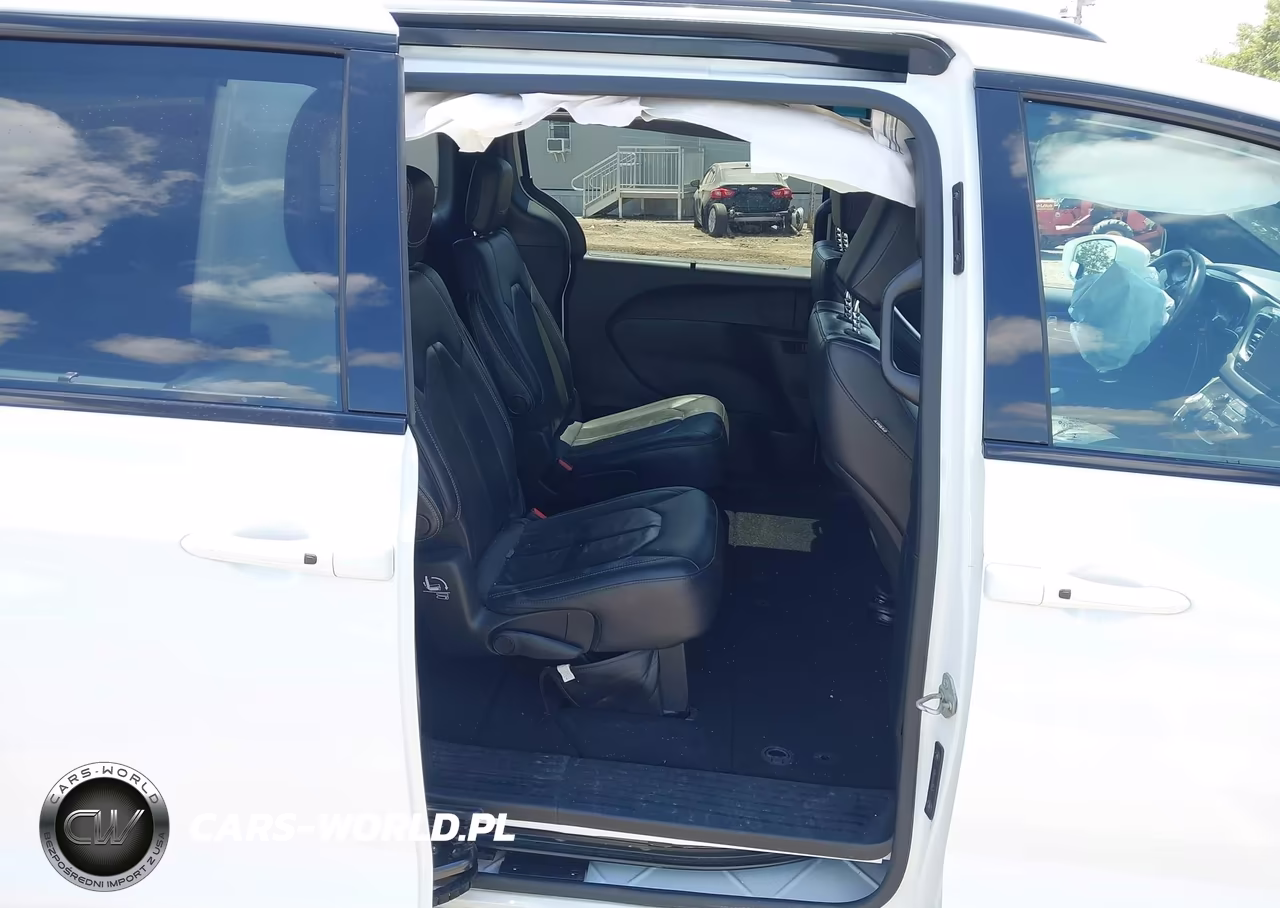 2018 Chrysler Pacifica Touring L VIN:2C4RC1BG3JR158693 - 8