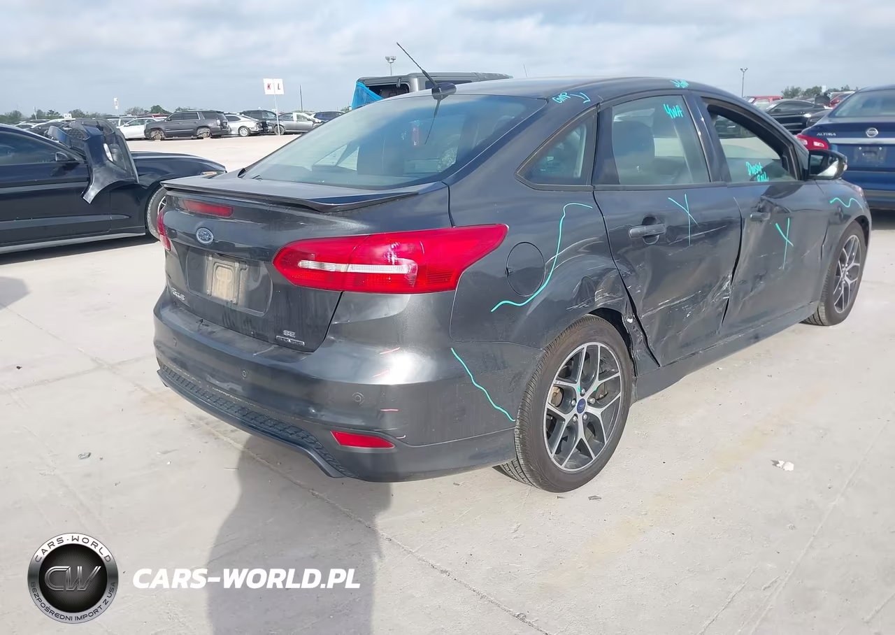 2016 Ford Focus Se VIN:1FADP3F27GL289125 - 4