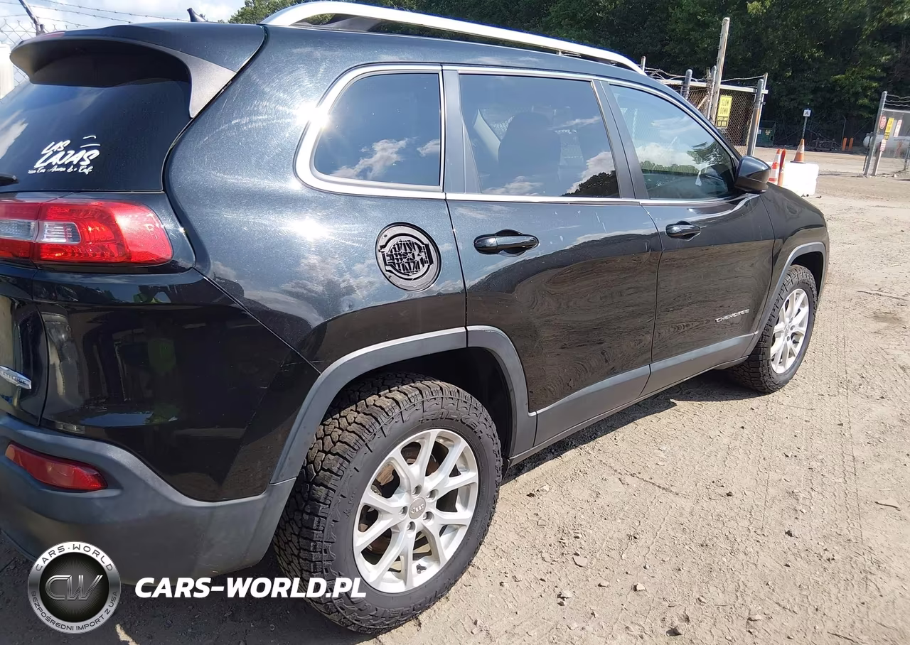2015 Jeep Cherokee Latitude VIN:1C4PJMCBXFW691849 - 4