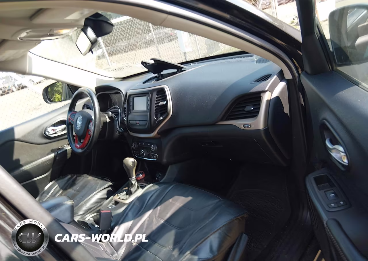 2015 Jeep Cherokee Latitude VIN:1C4PJMCBXFW691849 - 5