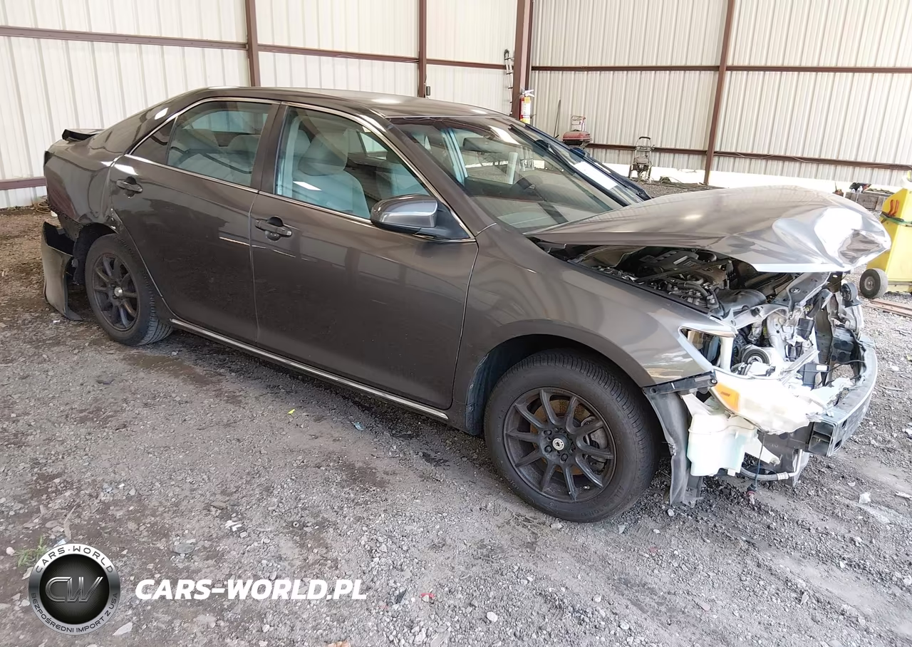 2014 Toyota Camry Le – zdjęcie 1 z 16