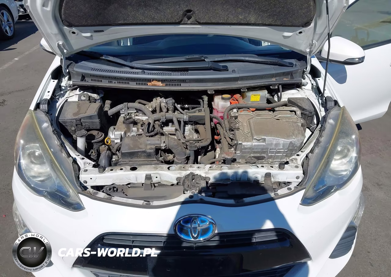 2016 Toyota Prius C Three VIN:JTDKDTB33G1588969 - 10