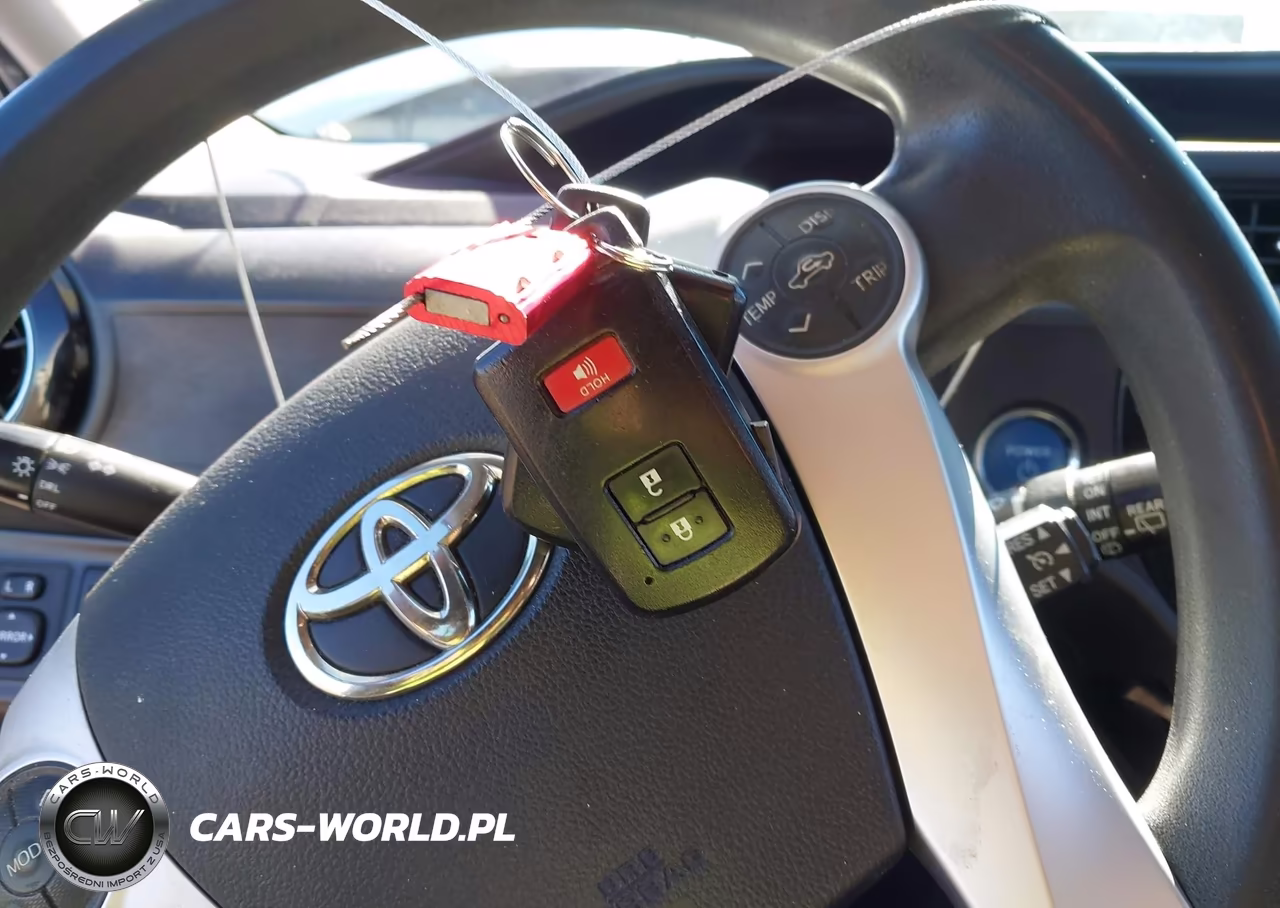 2016 Toyota Prius C Three VIN:JTDKDTB33G1588969 - 11