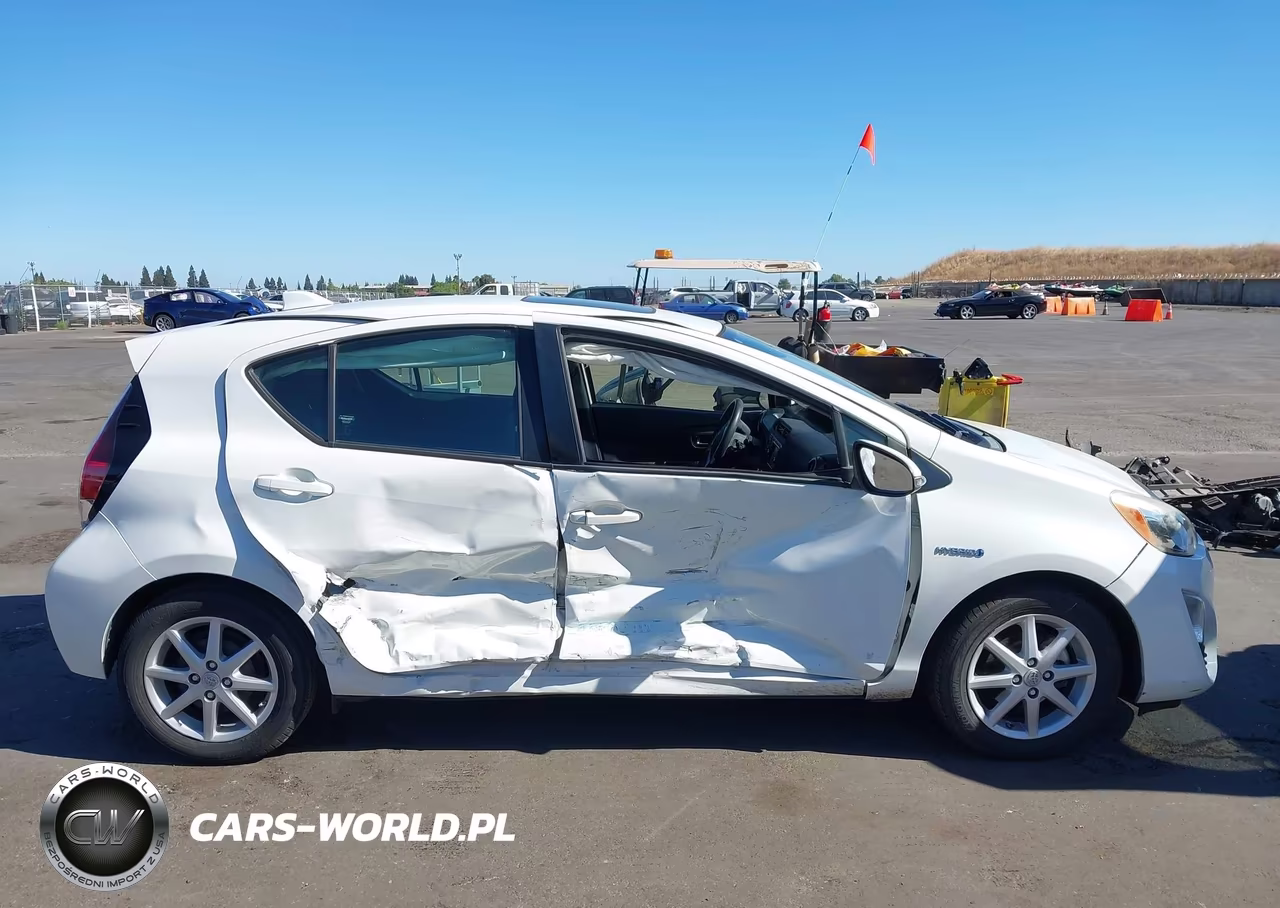 2016 Toyota Prius C Three VIN:JTDKDTB33G1588969 - 13