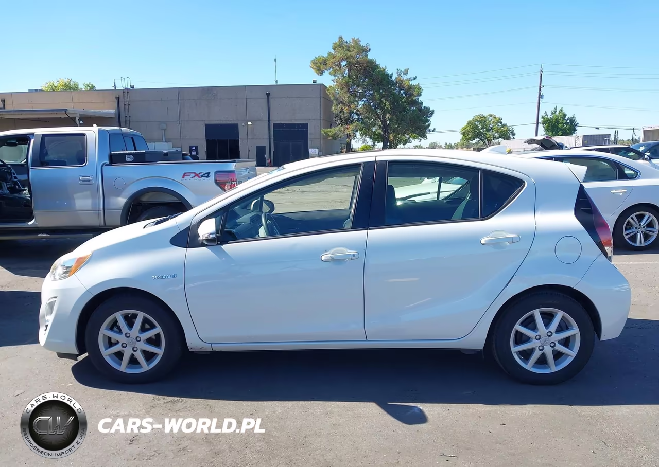 2016 Toyota Prius C Three VIN:JTDKDTB33G1588969 - 14
