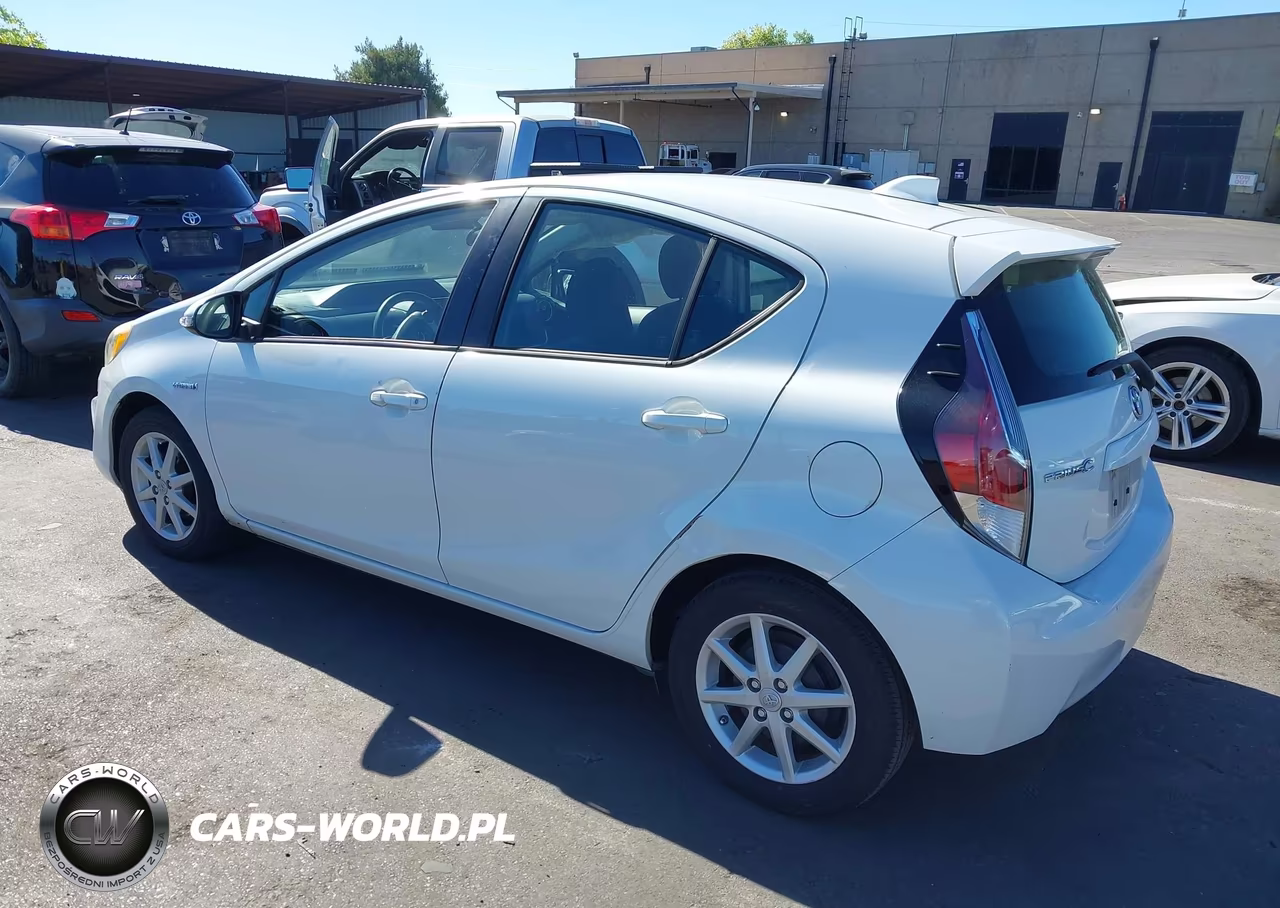 2016 Toyota Prius C Three VIN:JTDKDTB33G1588969 - 3