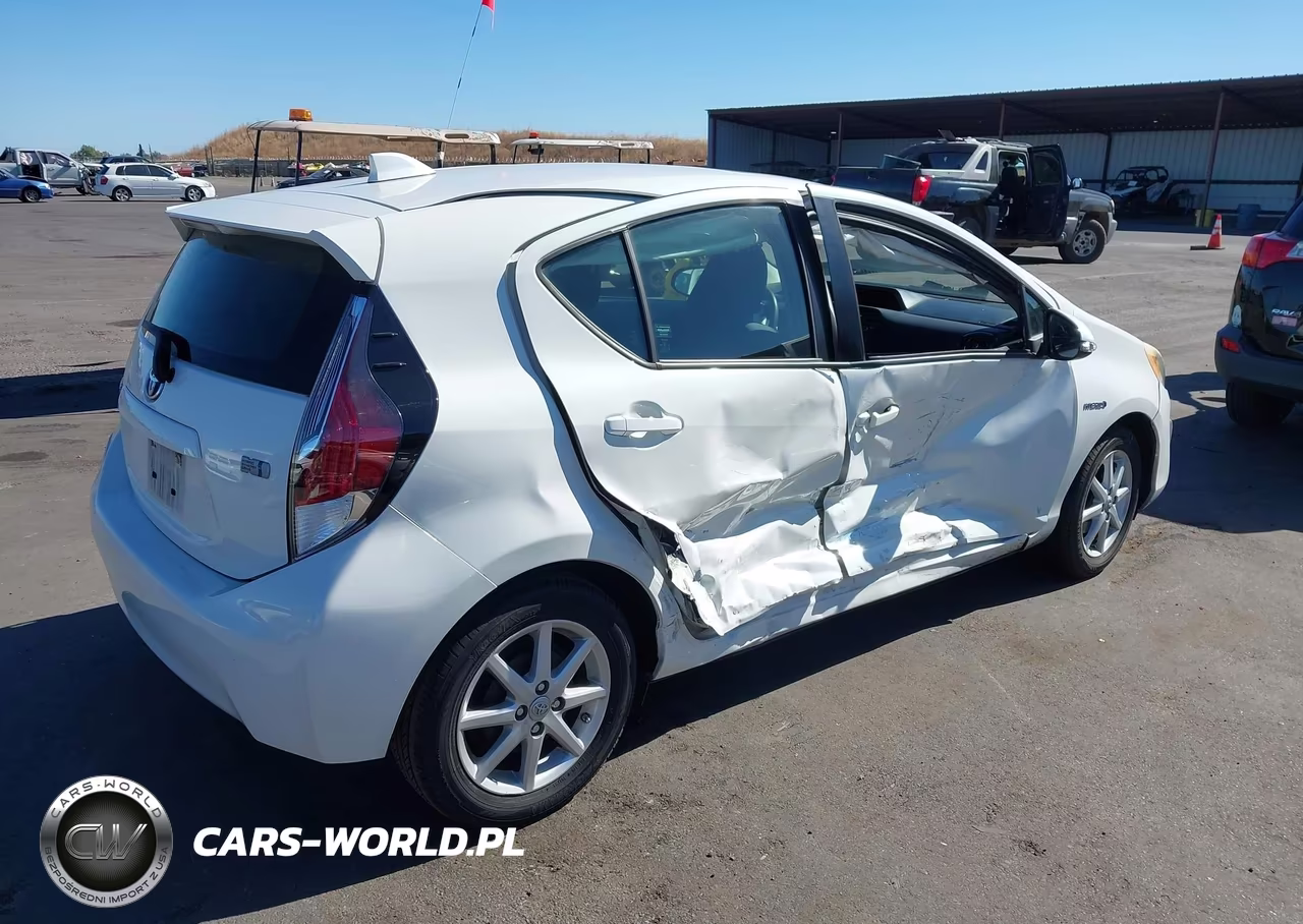 2016 Toyota Prius C Three VIN:JTDKDTB33G1588969 - 4