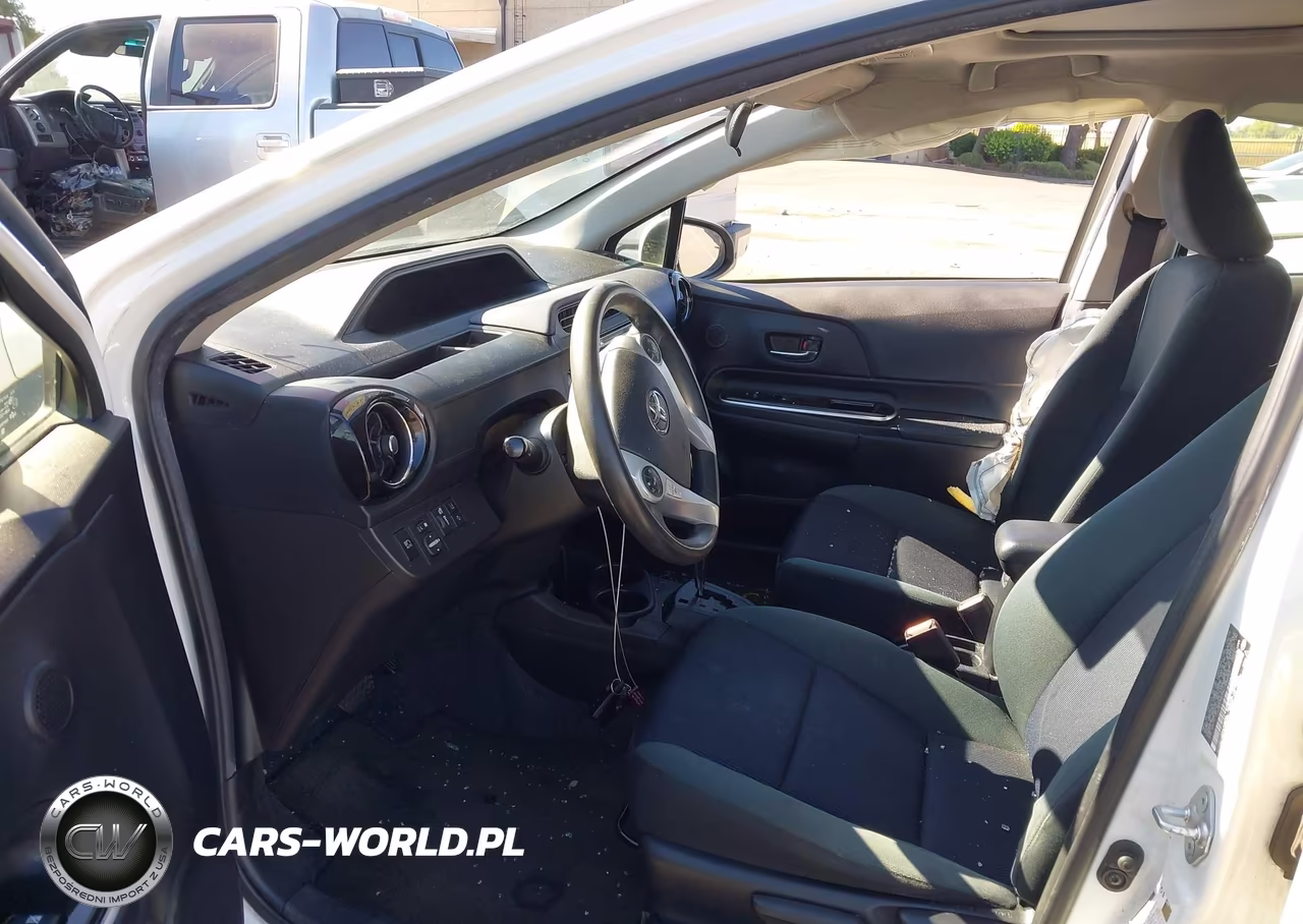 2016 Toyota Prius C Three VIN:JTDKDTB33G1588969 - 5
