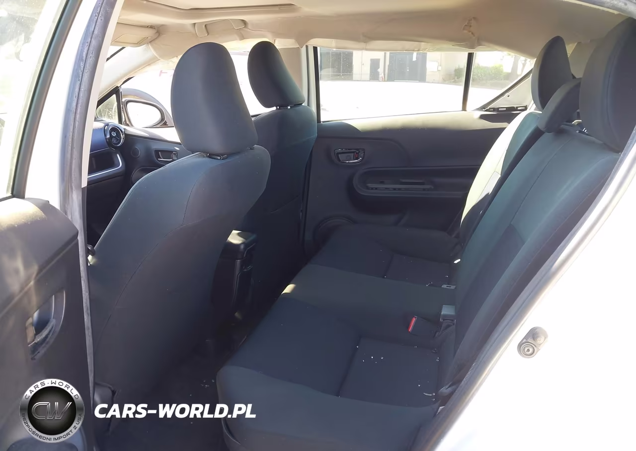 2016 Toyota Prius C Three VIN:JTDKDTB33G1588969 - 8